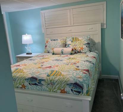 2nd bedroom with queen size bed