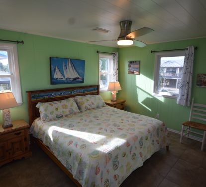 Master Bedroom w King Bed