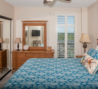 Bedroom with 1 Queen Bed