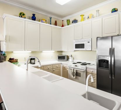 Kitchen with breakfast bar