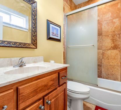 Queen bedroom bathroom