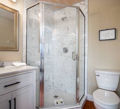 Ensuite bath with walk in shower.