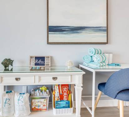 Mini-work station - Board games and beach towels included!
