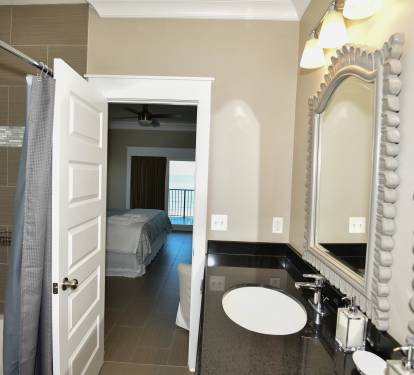 1 0F 4 MIRRORED KING EN-SUITE DOUBLE VANITY (8 FT) TUB/SHOWER COMBO BATH ROOMS