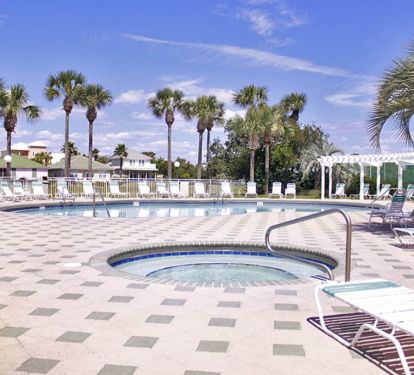Maravilla Back Pool With Hot Tub And Barbecue Grills
