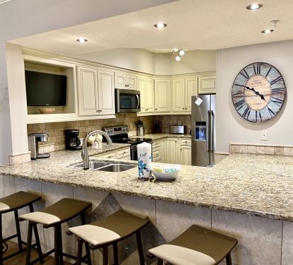 Kitchen Area/Bar with flat screen TV