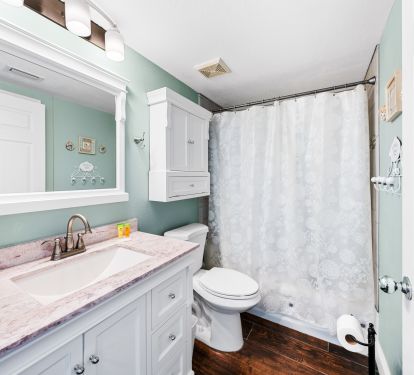second bathroom with tub/shower