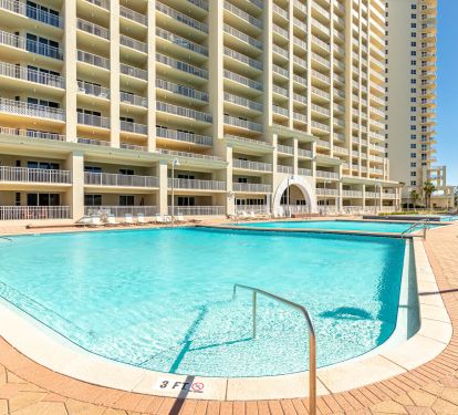 Spacious pool deck