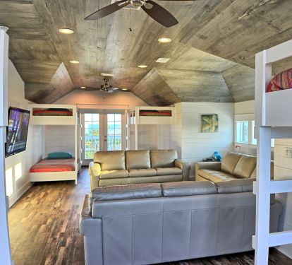 34 by 13 bunk room sleeps 8, balcony and views of Gulf, 65" TV