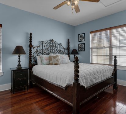 The 2nd bedroom has a king bed!