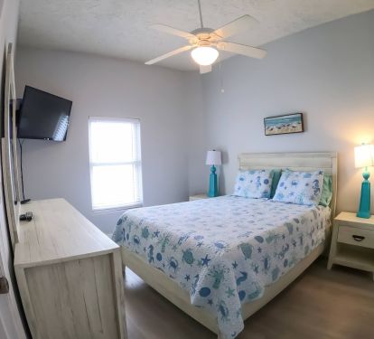 2nd Bedroom (Queen Bed) with Bay View &amp; Private Bathroom