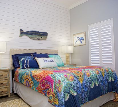 Queen Size Bedroom with Smart TV and Shared Bath