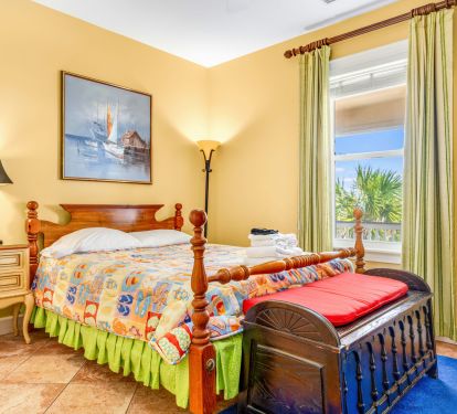 Second bedroom with queen bed