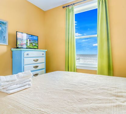 Queen bedroom facing the bay