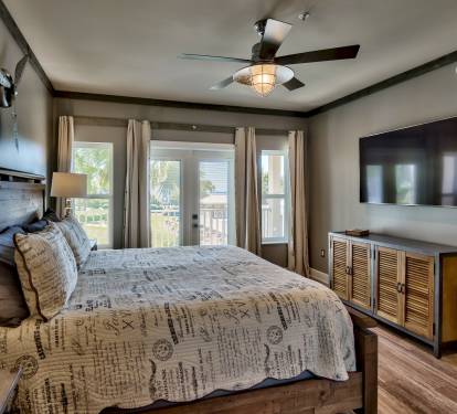 Master King Bedroom with 65" tv, Gulf Views and en suite bath