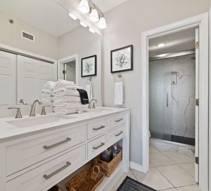 Main bedroom en suite bathroom