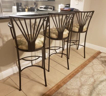 Plenty of seating with stools at countertop