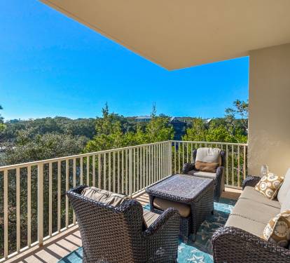 Large balcony overlooking Big Redfish Lake.