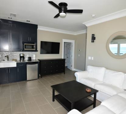 4TH FLOOR GULF FRONT LIVING ROOM &amp; KITCHENETTE