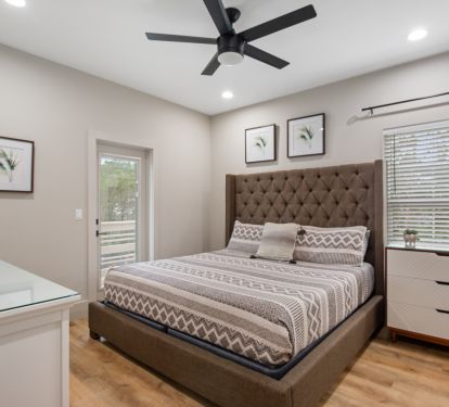 King suite with private bathroom and balcony access