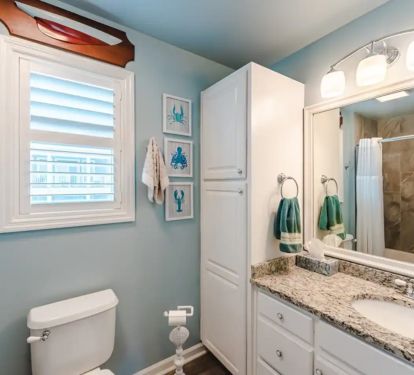 Upper Level Full Bathroom (Shared with Full Bedroom and King Bedroom)