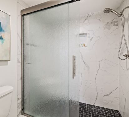 Main bedroom en suite bathroom (shower only)