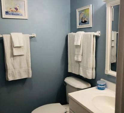 2nd bathroom with full size tub