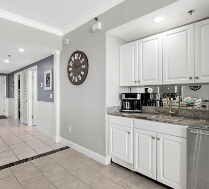 Wet bar with ice maker 