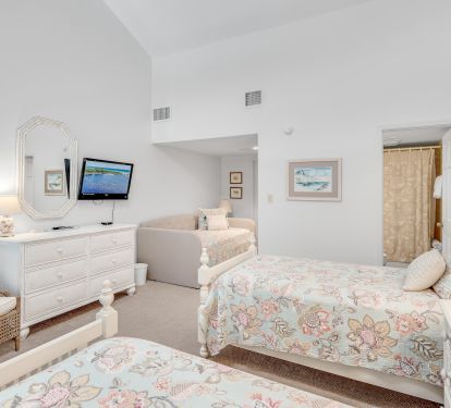 Guest bedroom has ensuite bathroom