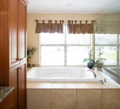 Master bedroom-jacuzzi tub