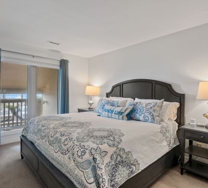 King MBR with view to the beach