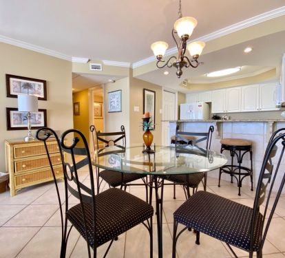 Dining table for 4 plus room for 2 at breakfast bar