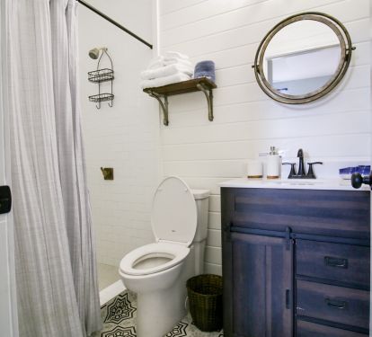 Queen en suite bathroom with tiled shower