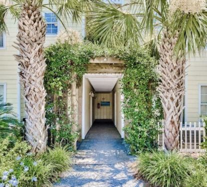 Cozy entrance with confederate jasmine