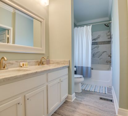 Master Bath - Deep tub/shower with Dbl sinks
