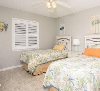 2nd Bedroom with twin beds and closet