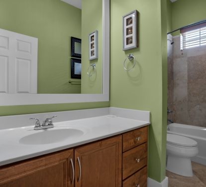 1st floor bathroom: tub/shower combo