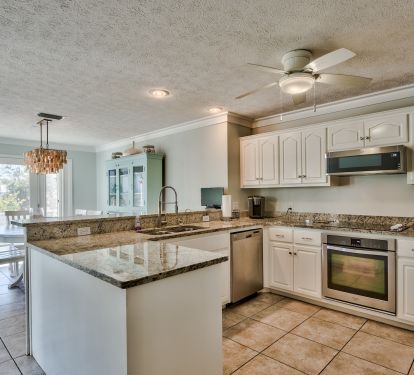 Kitchen area, stocked with everything you need to prepare a fantastic meal!