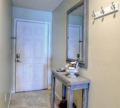 Front entry door/Entry hall