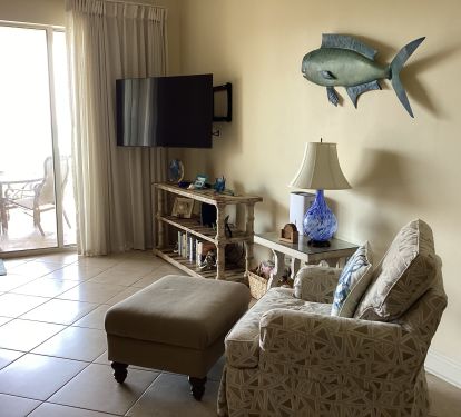 Living room with 55&rdquo;wall mounted TV