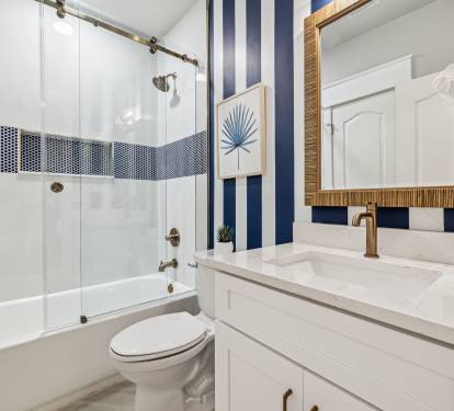 Queen Guest En-Suite - Single Vanity & Shower/Tub Combo