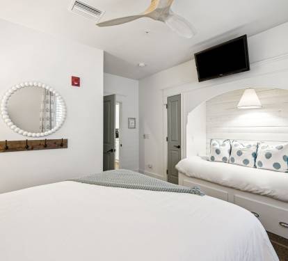 Queen Guest Suite - Twin Daybed + Flat-Screen TV