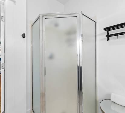 King Guest En-Suite - Enclosed Walk-In Shower