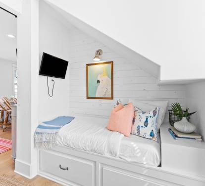 2nd Floor Twin Nook - Equipped with a Flat-Screen TV