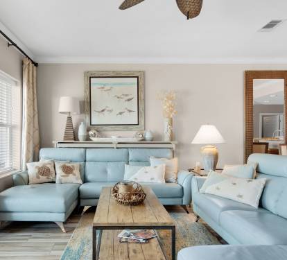 Living room with pleanty of comfortable seating