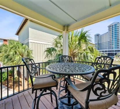 Lil J's Getaway Front Deck