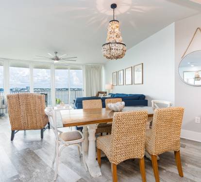 8 Caribe 305C Dining Area