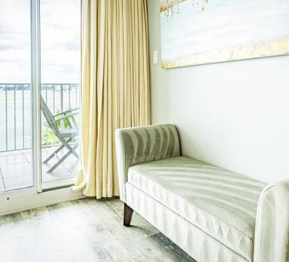 19 Caribe 305C Primary Bedroom