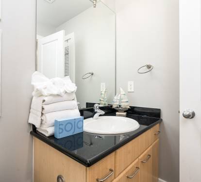 27 Caribe 305C Bathroom 2