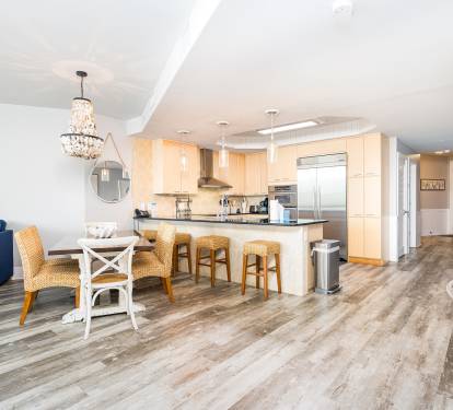 9 Caribe 305C Dining and Kitchen